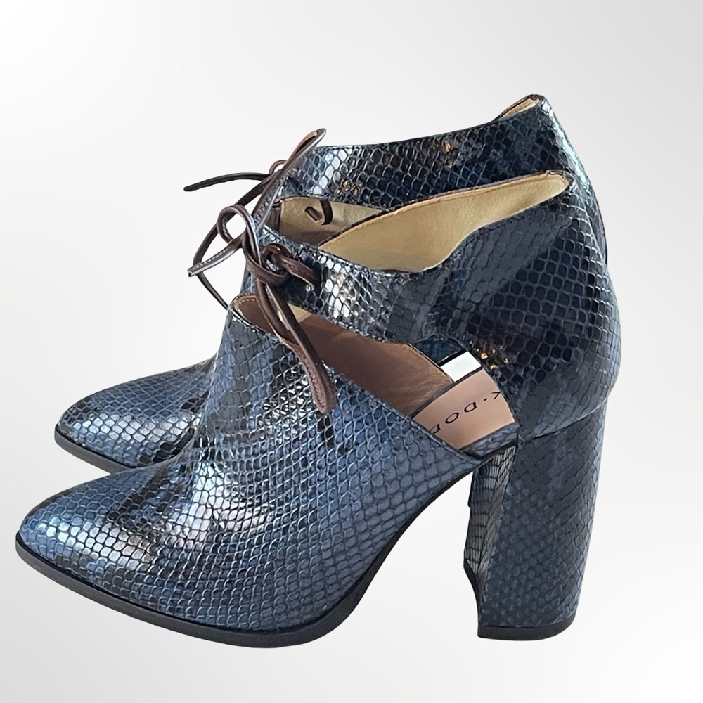KK DODDS Pointed Toe Cutout Heels in Navy Snake Print in 6.5 - Picture 4 of 9